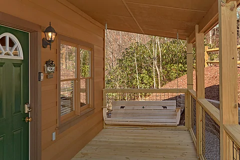 Clean 2 Bedroom Cabin with Porch Swing - A Beary Special Place