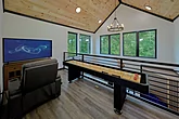 Four Bedroom Cabin with Shuffleboard 