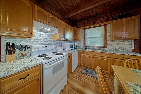 Rental cabin with 2 bedrooms and full kitchen - Above the Clouds