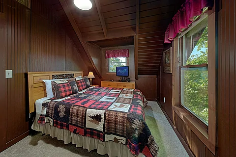 Rustic cabin rental with king and queen bedrooms - Above the Clouds