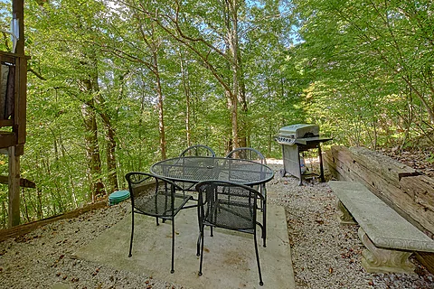 2 bedroom cabin with grill and picnic table - Above the Clouds