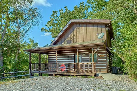 Cozy 2 bedroom Pigeon Forge cabin for 6 - Above the Clouds