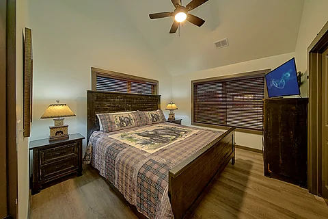 Master Bedroom with King Bed Sleeps 12 - Acorn Lodge