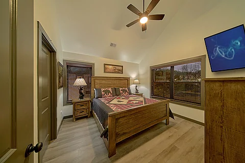 King Bedroom with TV and WiFi - Acorn Lodge