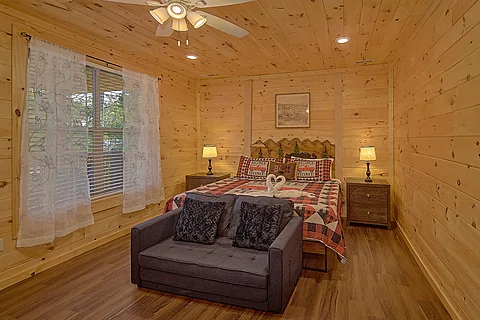 Spacious King Bedroom with TV - Amazing Mountain