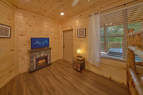 Queen Bunk Room with Cable TV and WiFi - Amazing Mountain