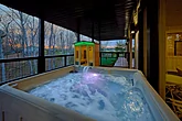 Luxury Cabin with Hot Tub near the Lake