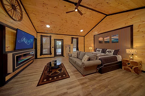 Master Suite with King Bed and Queen Sleeper - Amazing Mountain II