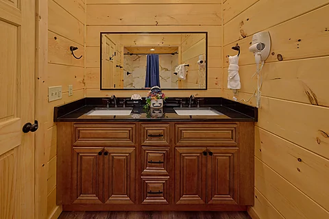 Cabin rental with 6 and a half bathrooms - An Eagle's View