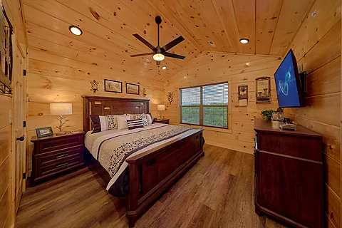 6 bedroom rental cabin with 4 King beds - An Eagle's View