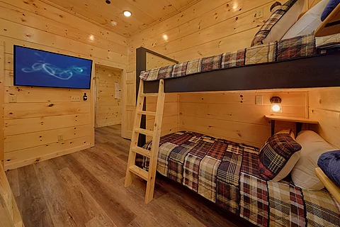 Cabin bunk room with 4 twin bunk beds - An Eagle's View