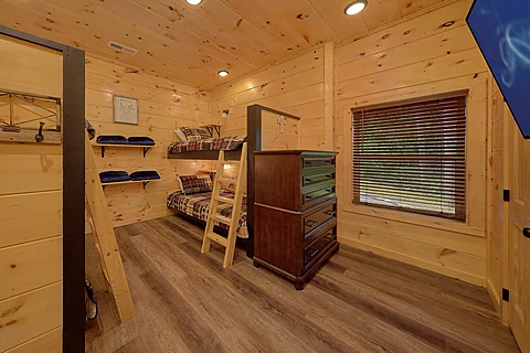 Bunk bedroom for 4 in 6 bedroom cabin - An Eagle's View