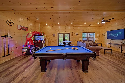 6 bedroom cabin with pool table and racing game - An Eagle's View