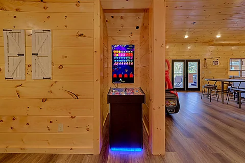 Group size cabin with arcade game and pool table - An Eagle's View