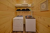 Family cabin with 6 bedrooms and laundry room