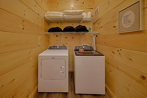 Family cabin with 6 bedrooms and laundry room - An Eagle's View