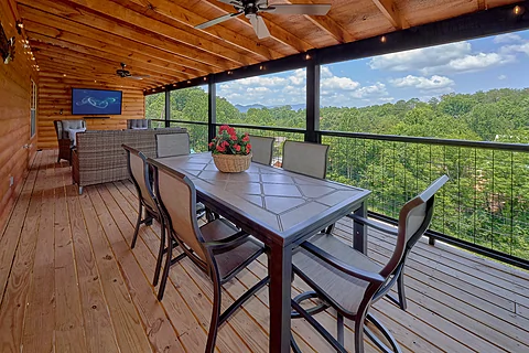 Cabin rental with outdoor TV, fire pit and views - An Eagle's View