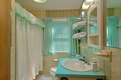 Full Bathroom in Gatlinburg Cabin - Aspen House