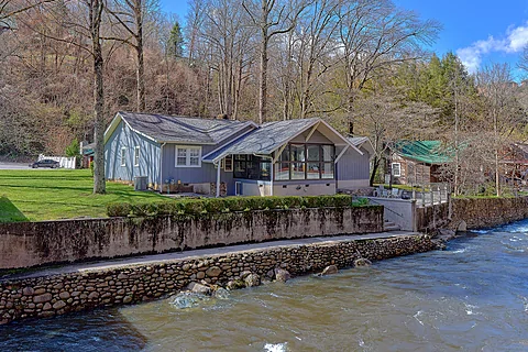 Walk to Gatlinburg from 2 Bedroom Cabin River - Aspen House