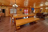 6 Bedroom Cabin with Large Spacious Dining Table