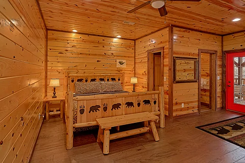 King Bedroom with TV and WiFi Sleeps 12 - Bar Mountain II