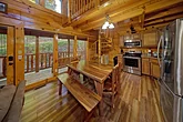 2 Bedroom cabin with full kitchen and dining 