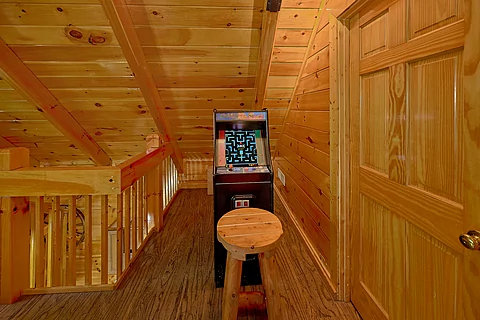 Cabin rental with 2 bedrooms and arcade games - Bear Envy