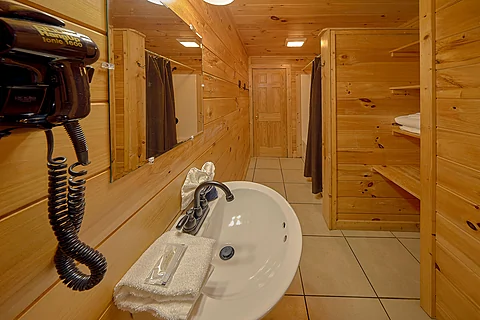 3 full bathrooms in 2 bedroom cabin - Bear Envy