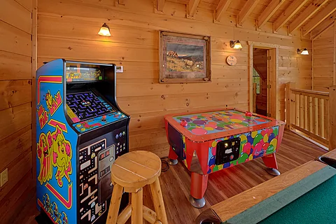 Arcade and air hockey game at 4 bedroom cabin  - Bears and Honey