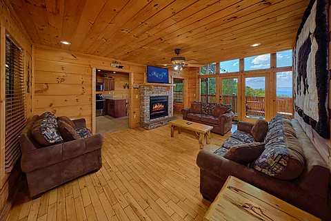 4 bedroom log cabin with Living room fireplace  - Bears and Honey