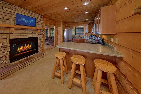 4 bedroom cabin with fireplace and full kitchen - Bears and Honey