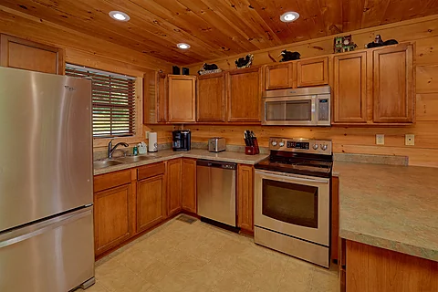 Rustic 4 bedroom cabin rental with full kitchen - Bears and Honey