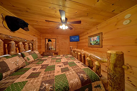 King bedroom and Master Bath in 4 bedroom cabin - Bears and Honey