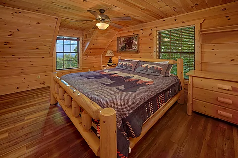 2 private King Rooms in 4 bedroom cabin rental - Bears and Honey