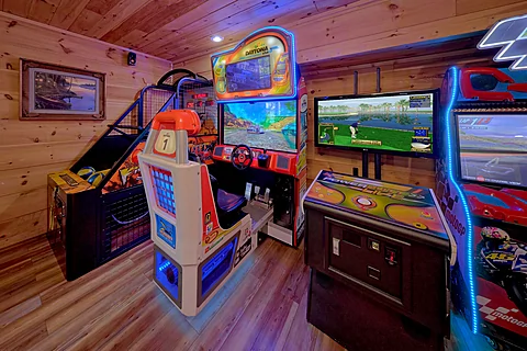 Basketball, golf and games in cabin game room - Bears and Honey