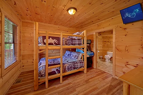 Bunk bedroom in family size 4 bedroom cabin - Bears and Honey