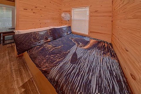 1 bedroom cabin in Wears Valley with queen bed - Bear's Den
