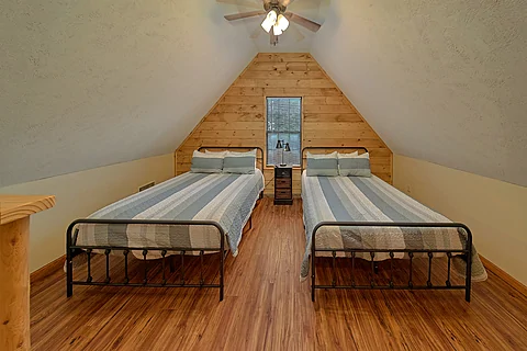 Upper Level Bedroom with 2 Queen Beds - Breathtaker