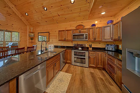 5 bedroom luxury cabin with full kitchen - Brooks Haven