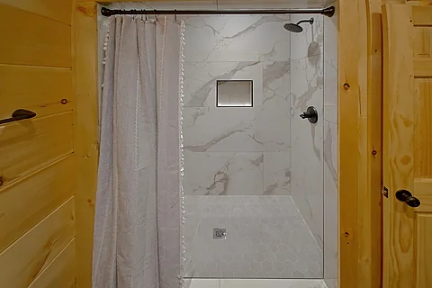 5 bedroom cabin with luxurious master bathrooms - Brooks Haven