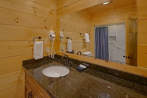 5 Master Bathrooms in 5 bedroom luxury cabin - Brooks Haven