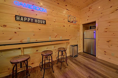 5 bedroom cabin rental with fridge in game room - Brooks Haven