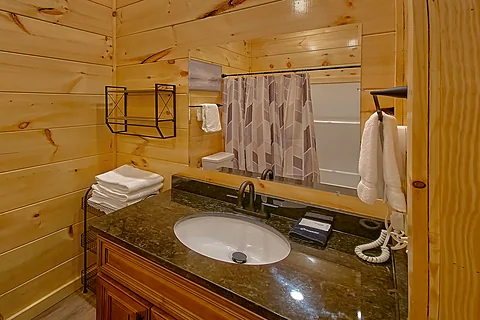 Cabin bunk bedroom with private bathroom - Brooks Haven