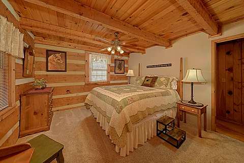 Main Level Queen Bedroom Sleeps 6 - Bruno's Mountain Cave