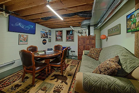 Smoky Mountain 3 Bedroom Cabin with Poker Table - Bruno's Mountain Cave