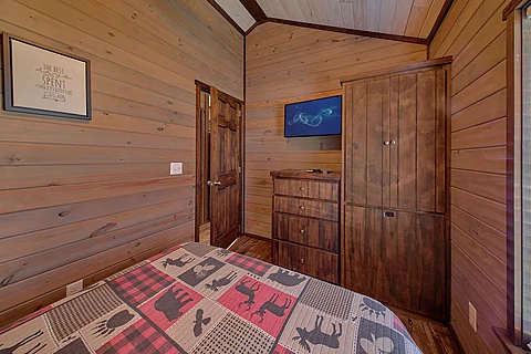 1 bedroom with queen bed - Bunk House