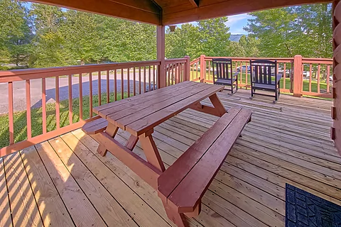 1 bedroom cabin with a picnic table on deck  - Camping Under The Stars