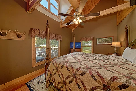Cabin Master bedroom with private bathroom  - Cove Mountain Lodge