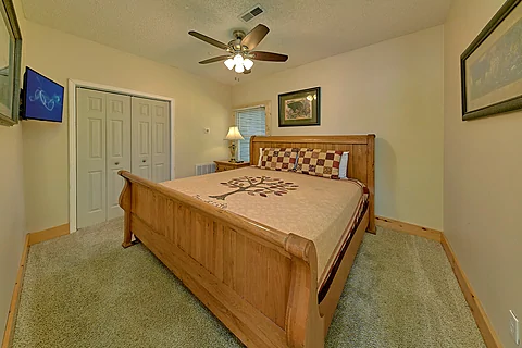 4 Bedroom cabin with Private Queen bedroom - Cove Mountain Lodge