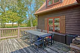 4 bedroom cabin rental with picnic tables